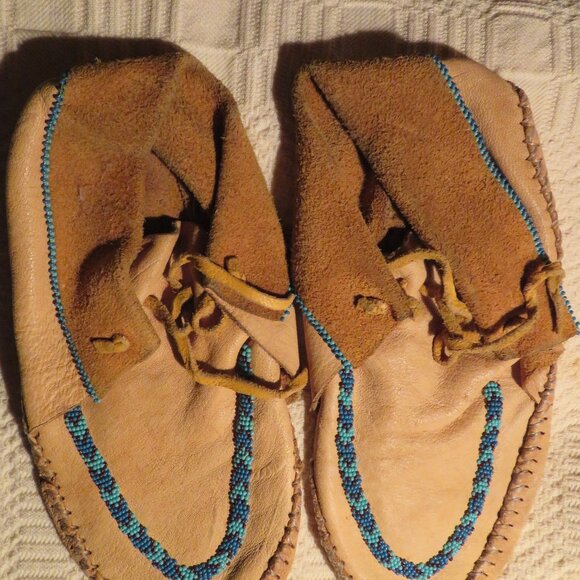 Vintage Native American Handmade Leather Turquoise Beaded Moccasins 10\
